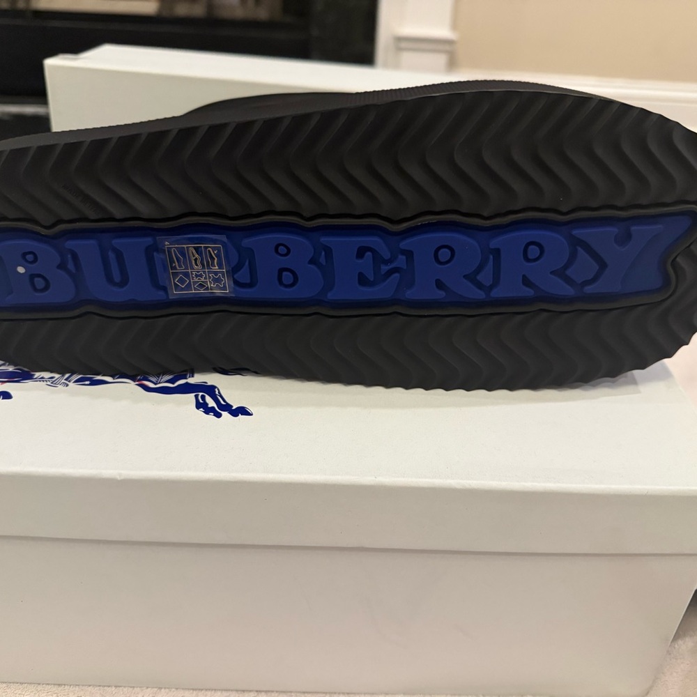 Men’s Size 44 Brand New Burberry Black Leather Sandals